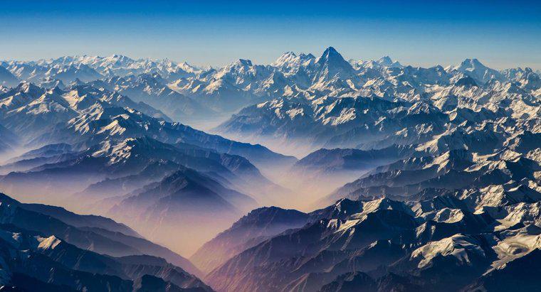 Quelle grande chaîne de montagnes se trouve au nord de l'Inde ?