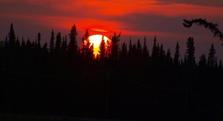 Pendant quels mois de l'année l'Alaska est-il sombre ?