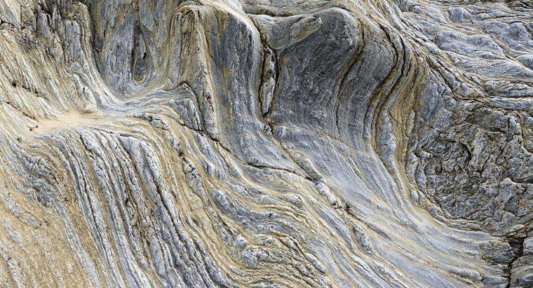 Comment appelle-t-on les lacunes dans les couches rocheuses ?