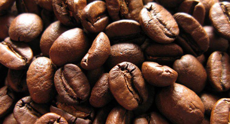 Quelle est la signification des trois grains de café traditionnellement servis avec Sambuca ?