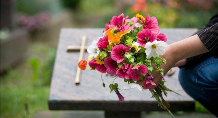 Pourquoi les gens mettent-ils des fleurs sur les tombes ?