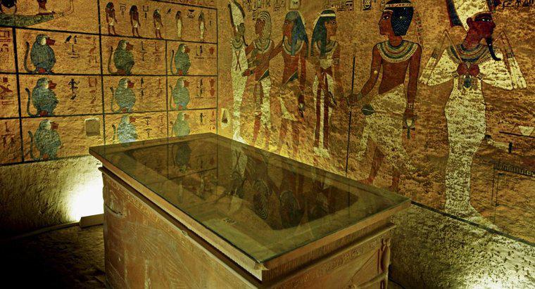 Qu'est-ce que les Égyptiens ont mis dans leurs tombes ?