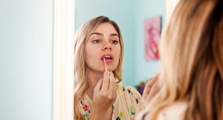 Quels produits chimiques sont utilisés dans le brillant à lèvres ?