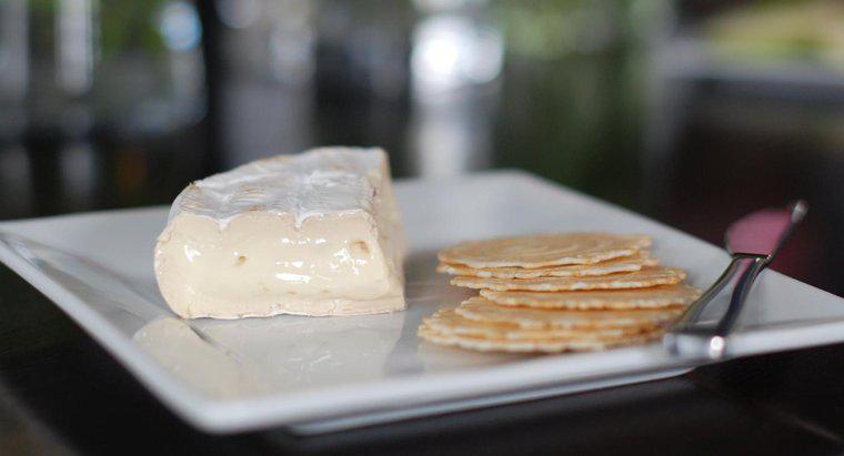 Quelle est une bonne façon d'enlever la croûte du fromage brie?