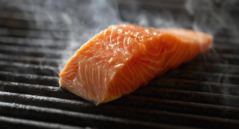 Comment savez-vous que le saumon est entièrement cuit?