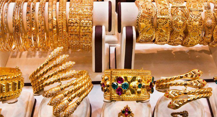 Quelle est la différence entre les bijoux en plaqué or et les bijoux en plaqué or ?