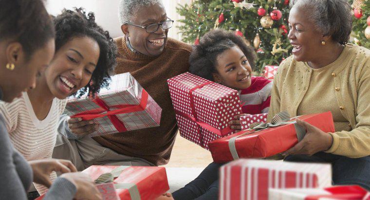 Dans quel pays a commencé l'échange de cadeaux de Noël ?