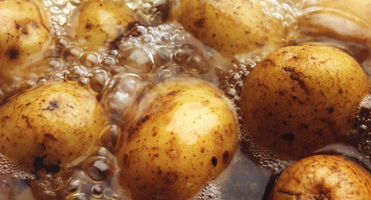 Combien de temps faut-il pour faire bouillir des pommes de terre entières ?