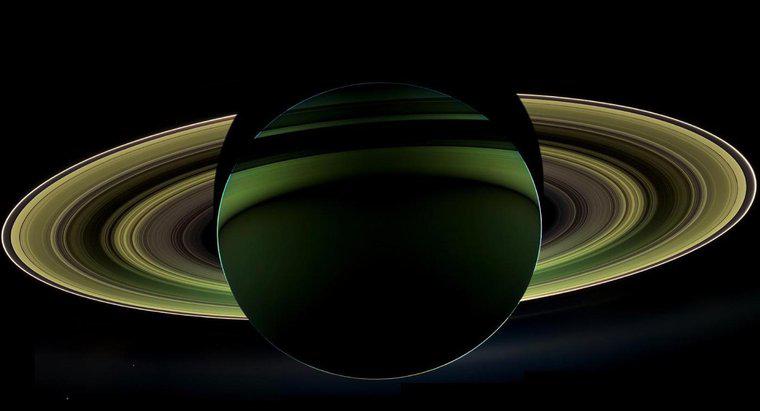 Quelles sont les causes de la division Cassini dans les anneaux de Saturne ?