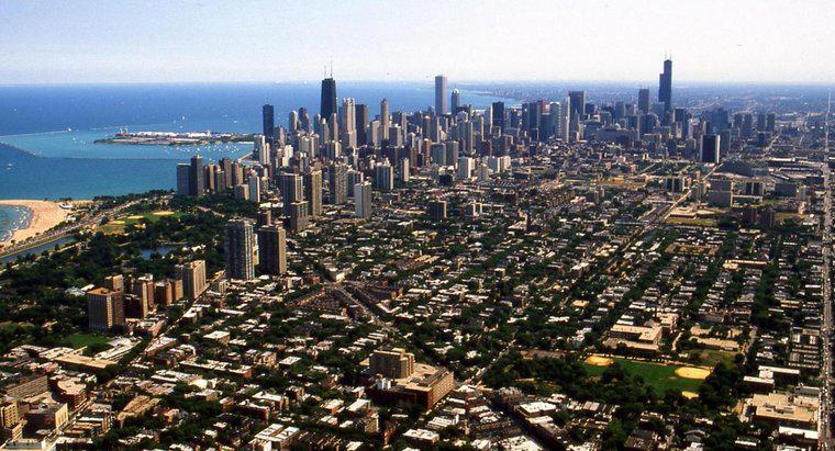 Quelle est la taille de Chicago en milles carrés ?