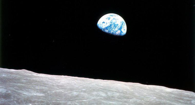 Quelle est la différence entre la Terre et la Lune ?