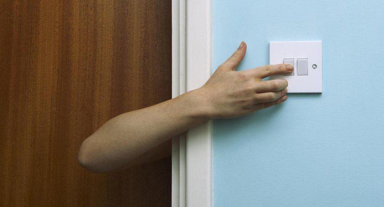 Comment peut-on câbler un interrupteur d'éclairage domestique ?