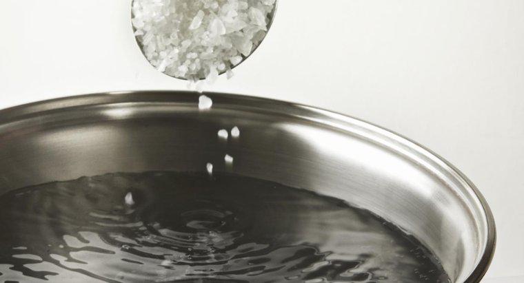 Pourquoi le sel se dissout-il plus rapidement dans l'eau chaude ?
