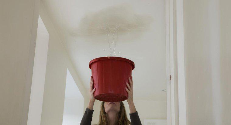 Quelles sont les causes d'une fuite d'eau dans le plafond?