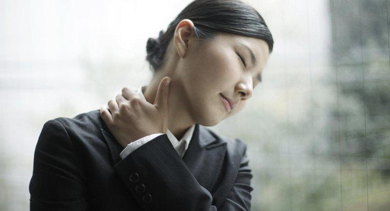 Quand devriez-vous demander l'aide d'un professionnel pour les douleurs raides au cou ?