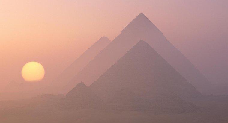 Quels sont les noms des trois pyramides de Gizeh ?