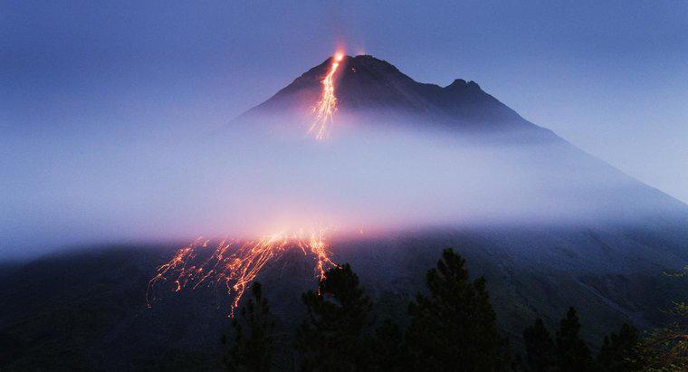 Quand le premier volcan a-t-il été découvert ?