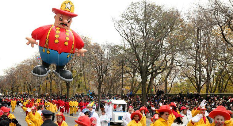 Quand le premier personnage de ballon est-il apparu dans le défilé de Thanksgiving de Macy?