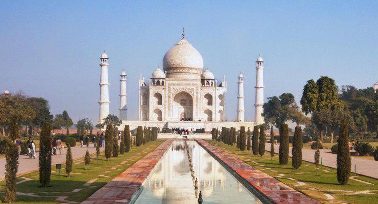 Quels matériaux ont été utilisés pour construire le Taj Mahal ?
