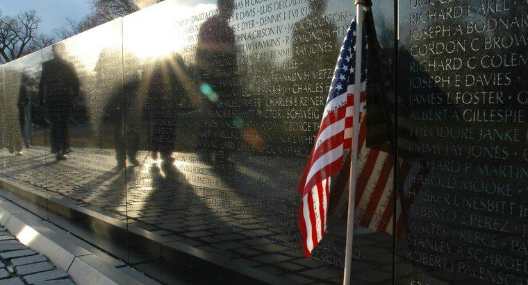 Comment les noms sont-ils disposés sur le mur commémoratif des anciens combattants du Vietnam ?