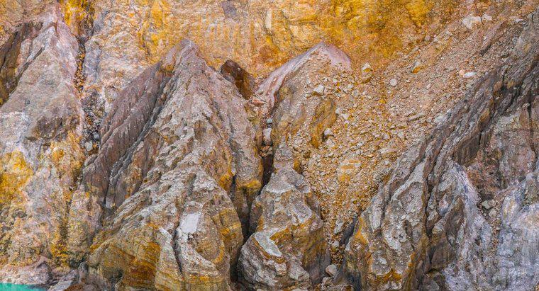 Quel effet les pluies acides ont-elles sur les roches ?