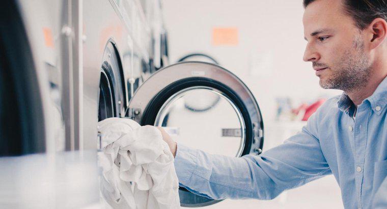 Quelle est la différence entre les réglages « coton/normal » et « presse permanente » sur une laveuse ?
