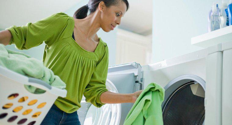 Comment nettoyer une machine à laver qui laisse des résidus sur les vêtements ?