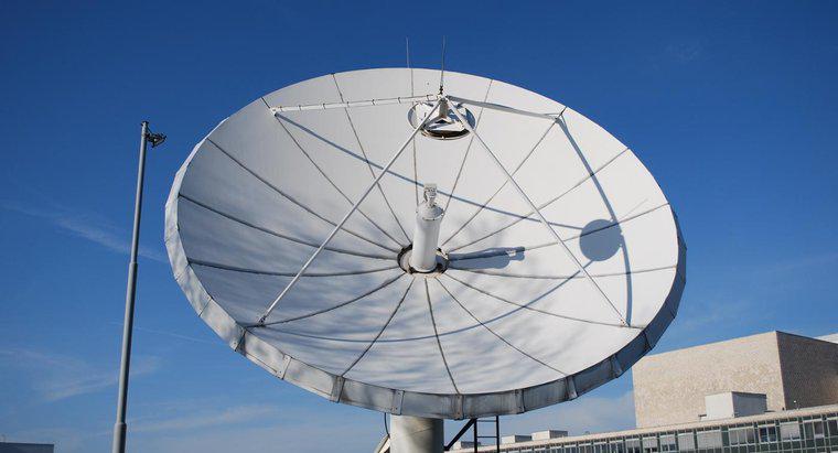 Pourquoi les fréquences de liaison montante et de liaison descendante sont-elles différentes dans les communications par satellite ?