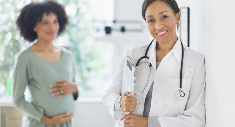 Comment s'appelle le médecin d'une femme enceinte ?