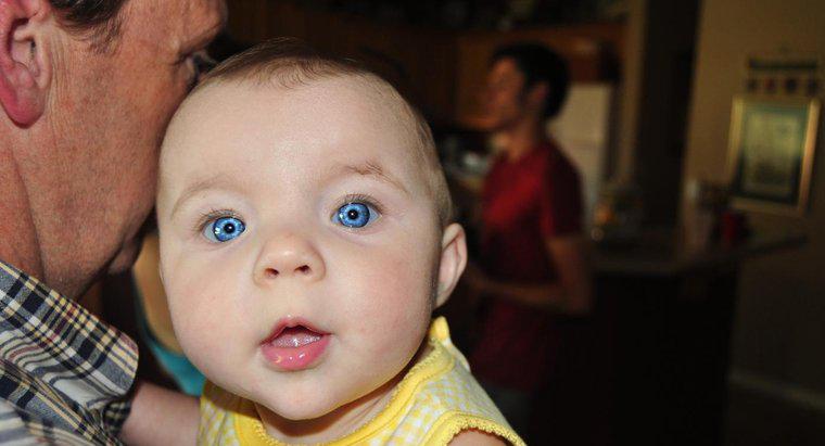 Est-ce que tous les bébés naissent avec les yeux bleus ?