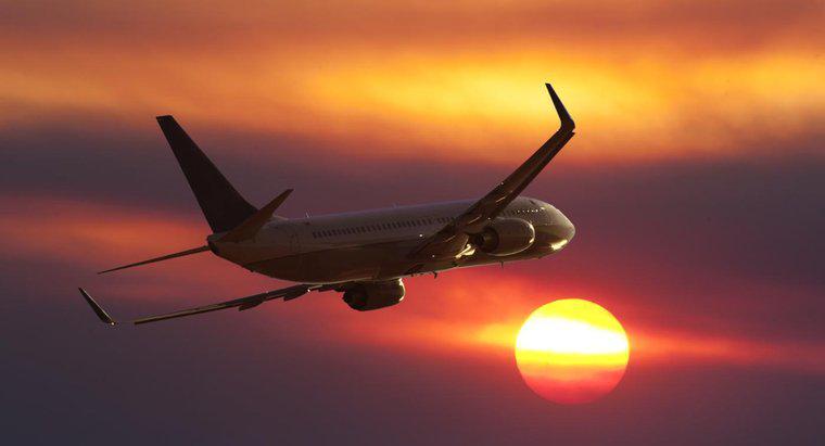 Combien de temps faudrait-il à un avion de ligne pour faire le tour du soleil ?