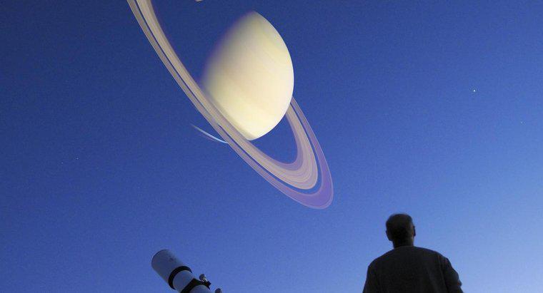 Combien pèse Saturne en livres ?