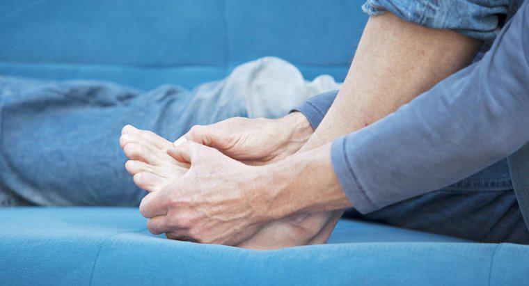 Qu'est-ce qu'un bon traitement à domicile pour les pieds enflés?