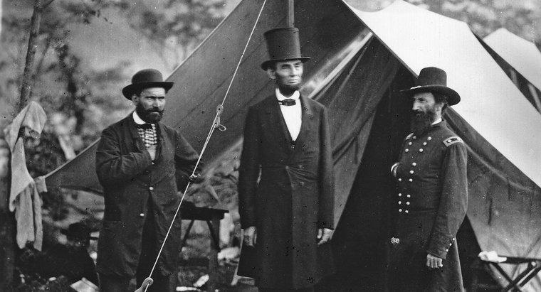Pourquoi Abraham Lincoln portait-il un grand chapeau ?