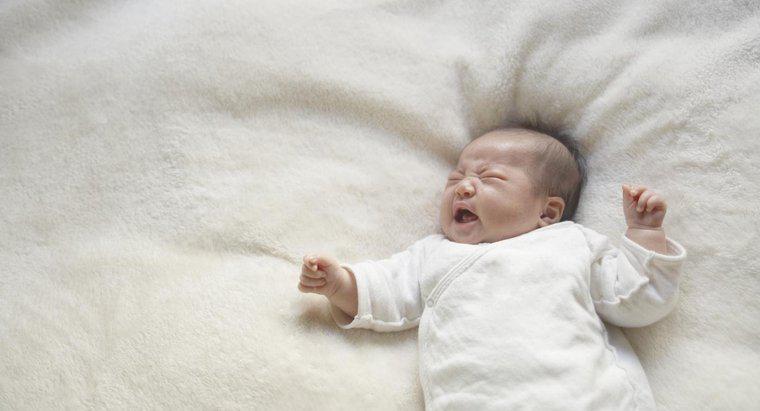 Pourquoi les bébés pleurent-ils en dormant ?