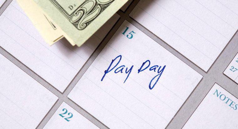 Combien de périodes payées y a-t-il lorsqu'un employé est payé deux fois par mois ?