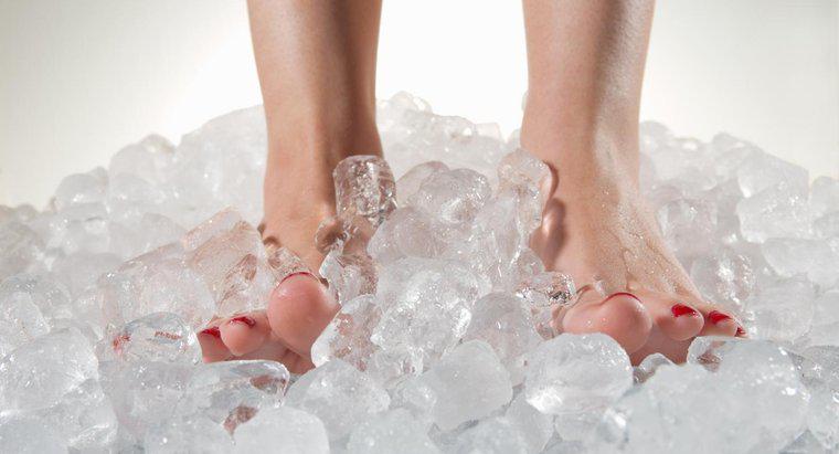 Qu'est-ce qui cause la douleur aux pieds sous le pied?