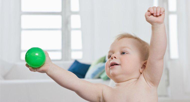 Pourquoi les bébés aiment battre des bras ?