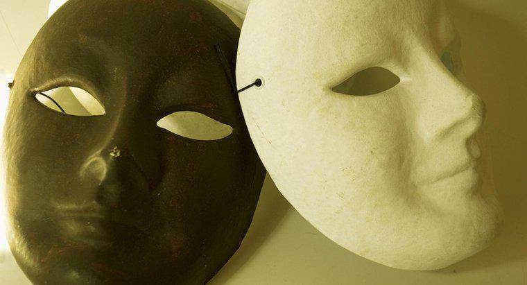 Pourquoi les acteurs de la Grèce antique portaient-ils des masques ?
