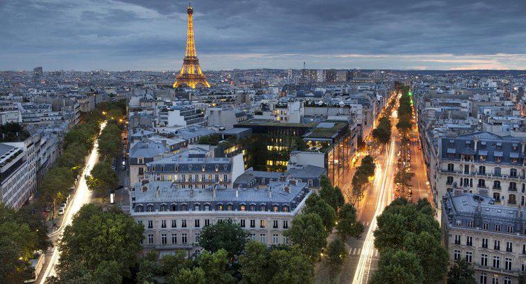 Pourquoi Paris est-elle surnommée la « ville lumière » ?