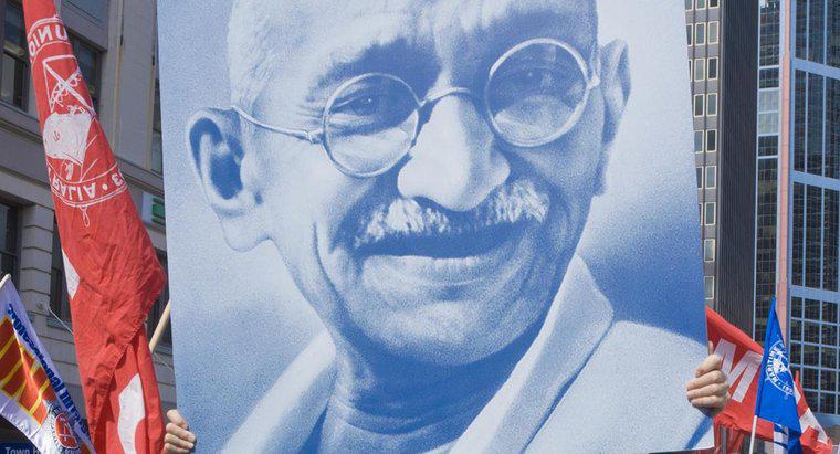 Quelles qualités ont fait de Gandhi un bon leader ?
