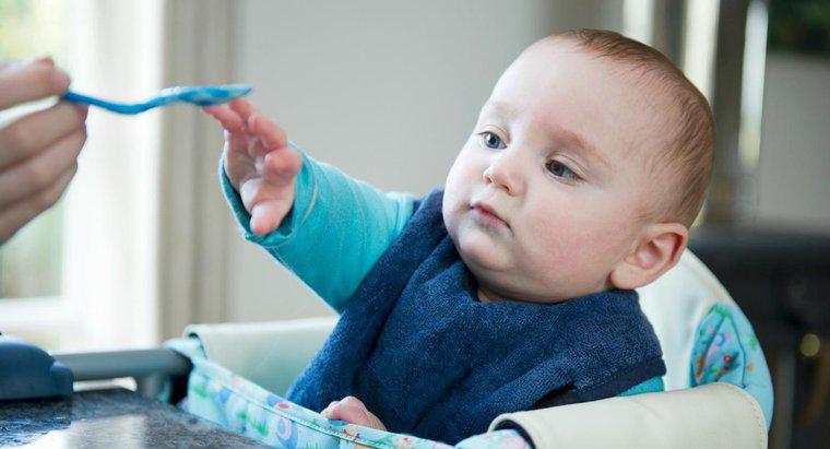 Comment savoir quand commencer à nourrir un bébé avec des céréales ?