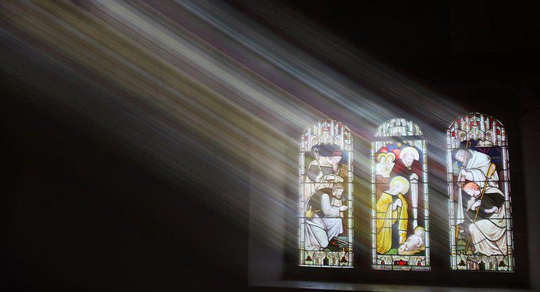 Pourquoi de nombreuses églises ont-elles des vitraux ?
