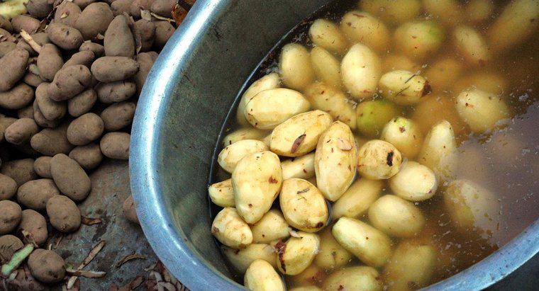Comment garder les pommes de terre blanches après les avoir épluchées ?