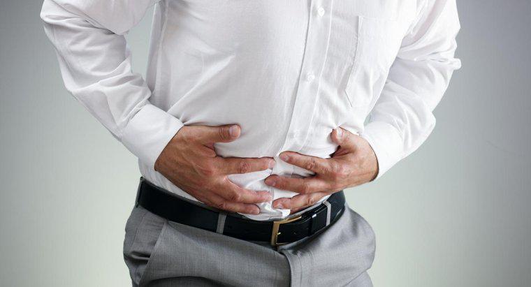 Quels symptômes gastro-intestinaux sont associés à une intoxication alimentaire ?