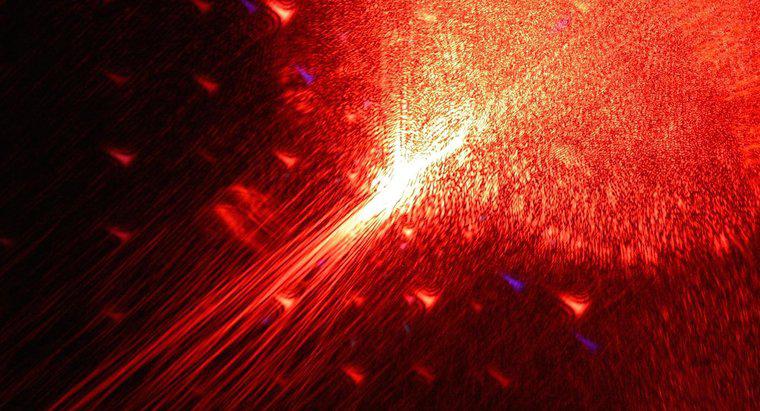 Pourquoi les lasers sont-ils rouges ?