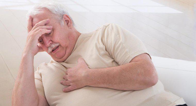 Quels sont les symptômes d'une crise cardiaque chez l'homme ?