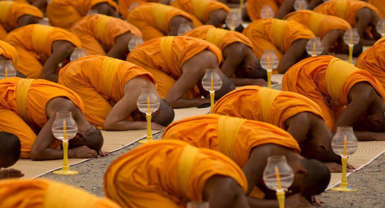 Pourquoi les bouddhistes portent-ils des robes orange ?