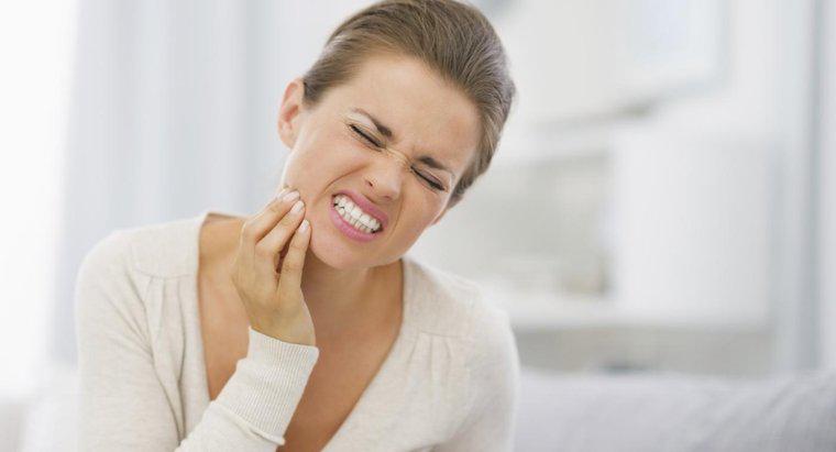 Quels sont les bons remèdes maison pour soulager les maux de dents d'urgence ?