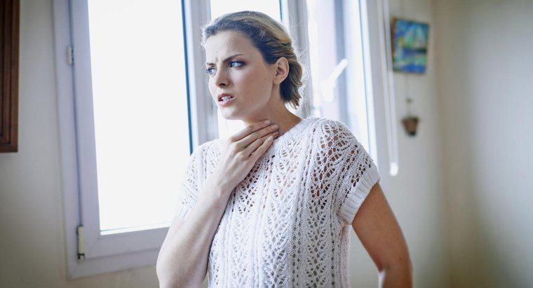 Quelles sont les causes d'une toux sèche et d'une démangeaison de la gorge ?